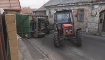 U Chrudimi se převrátil traktorový vlek. Zasypal dům krmnou směsí