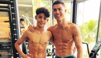 Jako dva kulturisté. Ronaldo ukázal svého syna. Ten ho už přerostl