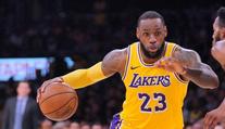 LeBron zařídil výhru Lakers. Bucks počtvrté prohráli a končí i série Suns