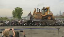 Bláznivý nápad posvěcený starostou. Buldozer rozdrtil 100 motorek a čtyřkolek
