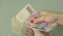 Na důstojnou mzdu nedosáhne většina Čechů. Přivydělávají si další prací