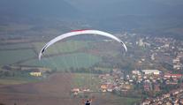 Paraglidistka na Plzeňsku uvízla v drátech vysokého napětí!