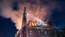 GALERIE: Velký požár střechy v Jiříkově hasili ze žebříku i plošiny