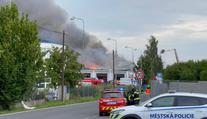 Po požáru v Praze může být rybník a potok znečištěný, platí zákaz koupání