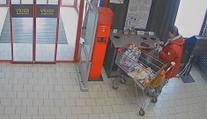 VIDEO: Hlavně nenápadně. Žena si z Penny Marketu odnesla i cizí peněženku