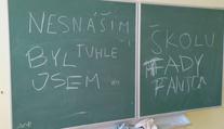 Fantom nechal ve škole vzkaz a ukradl část počítače. Šlo o žáka