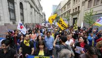Demonstraci proti vládě rozehnalo zemětřesení