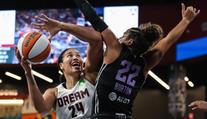Drama narušila sexuální hračka. Málem trefila basketbalistku do hlavy