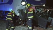 Tragédie na Chrudimsku. Vlak na přejezdu smetl auto, řidič na místě zemřel