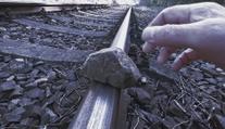 Vlak na Českolipsku opět najel na nastražené kamení. Pachateli hrozí vězení