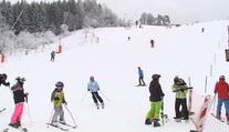 Velké skiareály zahajují sezónu, rozjede se ale jen část sjezdovek