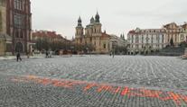 Ke křížům za oběti pandemie přibyl další vzkaz. Autory hledá policie