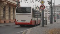 Autobus se na přechodu těsně minul s chodci. Dopravce vinu odmítá