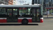 V jedné ruce telefon, ve druhé cigareta. Tak vypadala jízda řidiče autobusu