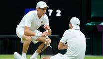 Slzy a beznaděj. Dimitrov mohl senzačně porazit Sinnera, zastavilo ho zranění