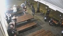 Drsná rvačka děčínského zastupitele. Rány pěstí, sklenicí i sprosté nadávky