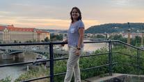 Tenisová legenda dorazila do Prahy! Poznáte „babču na cestách“?