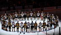 V Pittsburghu uctili památku Adama Johnsona, fanoušci tleskali vestoje