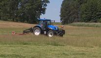 Honzu přejel traktor na poli. Celá vesnice se modlí, aby přežil