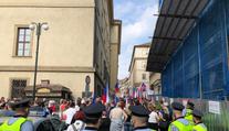 Lidé v Praze demonstrovali proti covid pasům, protestující oblehli Sněmovnu