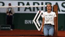 Aktivistka narušila semifinále Roland Garros. Na tričku měla zvláštní proroctví