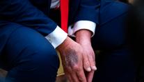 Záběry Trumpa vyvolaly divoké spekulace o jeho zdraví. Bílý dům má bizarní vysvětlení