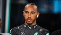 Mercedes musí platit za Hamiltonův piercing. Pilot má ale pro šperk povolení