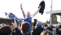 Trpaslík vyřadil obhájce FA Cupu: Dojatý Rooney a odkaz pro zesnulého spoluhráče