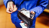 Cizinec u bankomatu v Plzni našel peněženku. Byla plná bankovek
