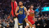 Curry v noci zaznamenal pouze tři body. Přesto překonal další milník