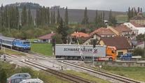 Kamion projel závory na železničním přejezdu. Řidiči hrozí dva roky vězení