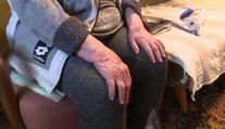 Mladík (15) chtěl znásilnit stařenku (81). Zachránilo ji, že nosí pleny!