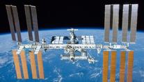 Díru do ISS navrtali američtí kosmonauti, tvrdí ruská média