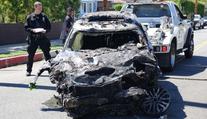 Auto slavné herečky po havárii pohltily plameny. Řidička je v kritickém stavu