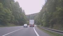 VIDEO: Předjíždění v zatáčce a na plné čáře. Řidič rapidu ohrozil několik lidí