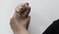 Tomáše znásilňoval jeho učitel. Podobný zážitek má každý devátý muž