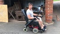 Moderátor Hammond si dělá z invalidního vozíku závodní stroj
