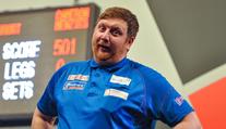 Šipkař na Grand Slam of Darts postoupil, ale vrací se domů. Musí dělat instalatéra