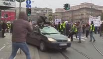 V Bělehradě vjel řidič do davu demonstrantů. Vážně zranil mladou studentku