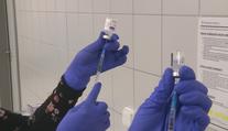 Senioři marně vyhlížejí očkování, polikliniky ani praktici nemají vakcíny
