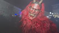 Drsné zbití pometlem. Takhle vypadá tradiční show krampusů, lidé je ale milují