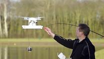 VIDEO: Na prut zapomeňte. Na ryby si berte jedině dron!