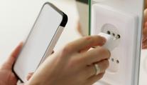 Nabíjíte mobil přes noc? Zjistěte, jaký názor na to mají výrobci telefonů