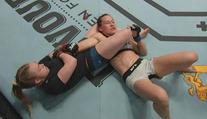 Milionová sázka i gratulace od Rondy Rousey! To byl UFC debut Hansenové