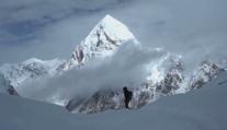 Lidé zasažení bouří na Everestu jsou už v bezpečí. Jeden z nich nepřežil