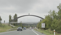 Socha na mostě vyděsila řidiče na Plzeňsku. Mysleli si, že jde o sebevraha