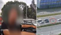 Muž doběhl auto před semaforem. Pěstí vysklil okénko