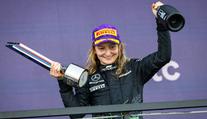 Bizár v ženské formuli. Vítězka si nevšimla cíle a přišla o titul