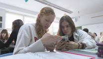 Školy chtějí zákázat mobily ve třídách. Byla by to chyba, varují psychologové