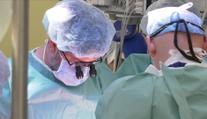 Lidé vyšli kvůli zpackané operaci do ulic. Malý chlapec dostal nefunkční srdce